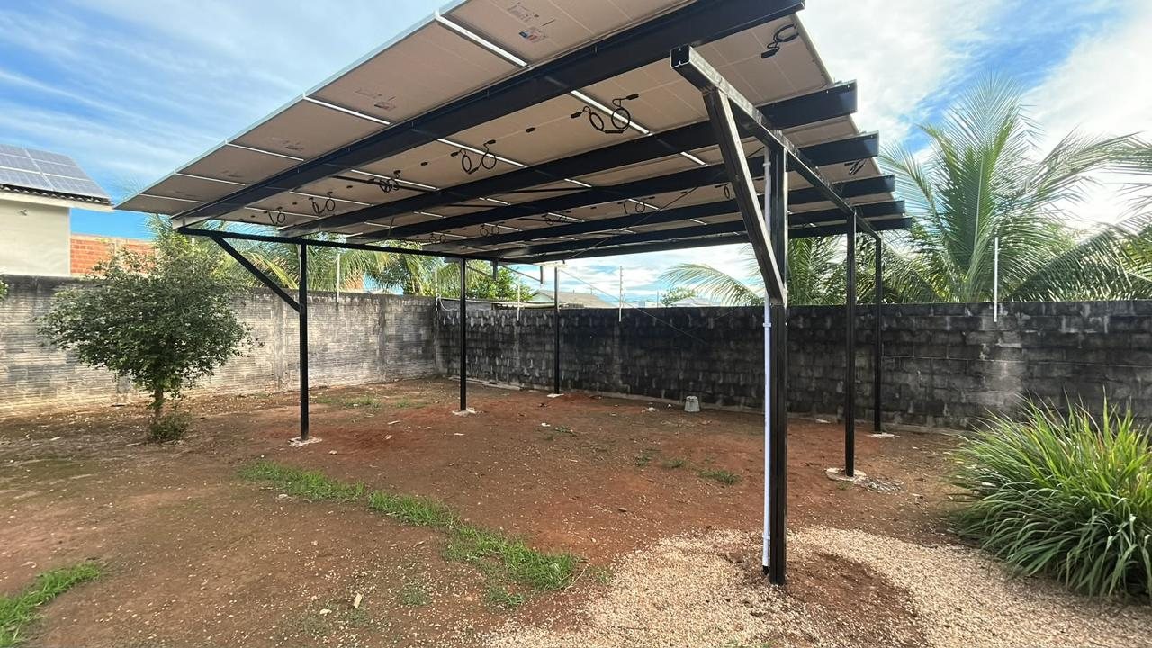Estrutura metálica para placas solares