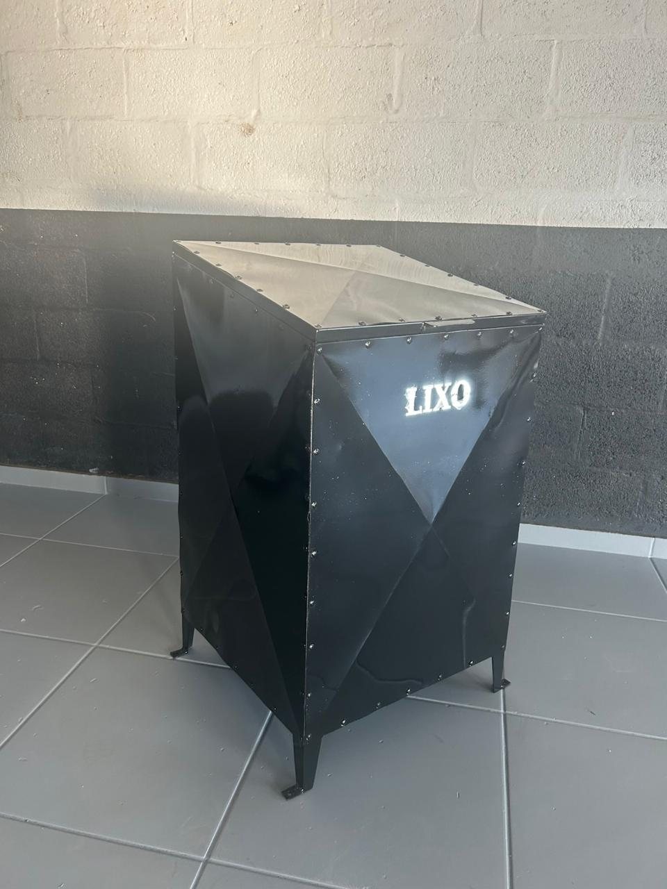 Lixeira metálica sob medida