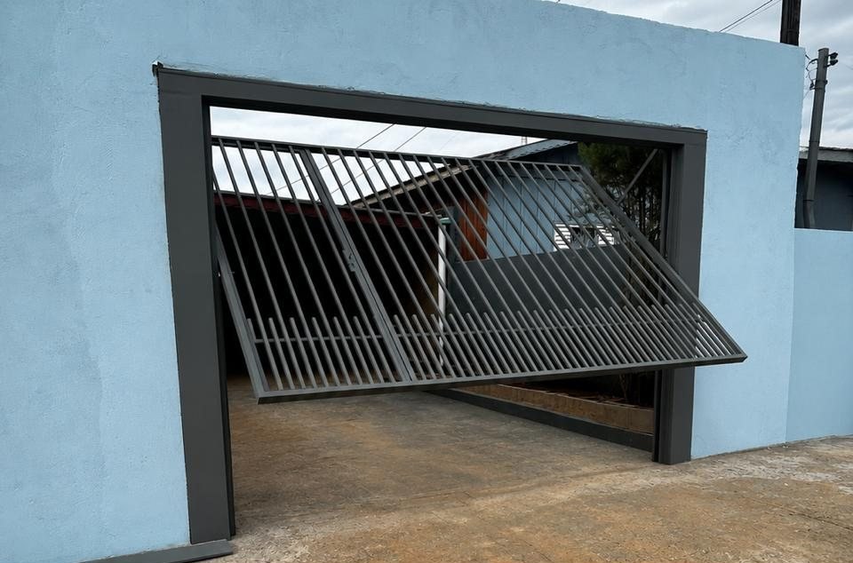 Portão basculante aberto