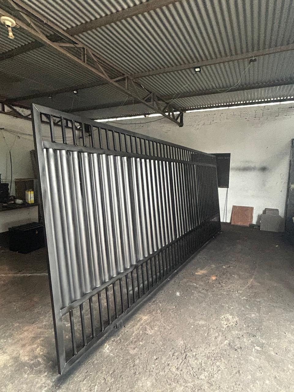 Portão em fabricação na oficina